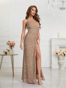 Détail de la robe pailletée or champagne avec décolleté en V et fines bretelles