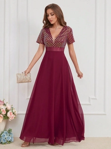 Robe de soirée bordeaux élégante avec corsage à paillettes dorées et jupe en mousseline