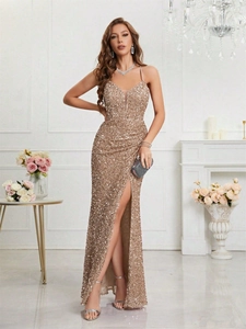 Vue détaillée d'une robe de soirée à paillettes dorées avec col en V et fente haute