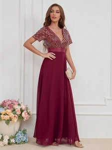 Élégante robe de soirée rouge vin avec corsage à paillettes et jupe en mousseline