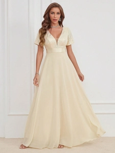 Détail de la robe de soirée en mousseline champagne avec corsage pailleté et col en V