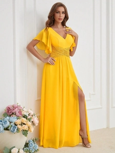 Robe de soirée élégante en mousseline jaune avec col en V, paillettes et fente haute