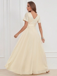 Vue détaillée du dos avec corsage à paillettes et jupe de robe de soirée en mousseline