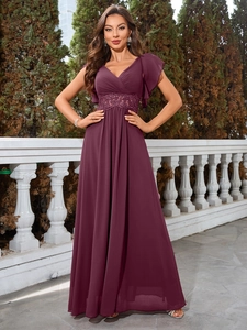 Détail d'une robe de soirée à col en V avec manches à volants et dentelle à la taille