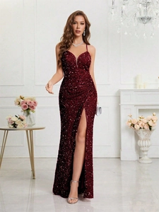 Détail de robe de soirée à paillettes avec fines bretelles et décolleté en V profond bordeaux