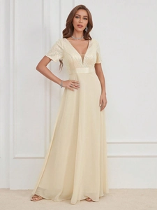 Détails d'une robe de soirée champagne avec corsage à paillettes et jupe en mousseline
