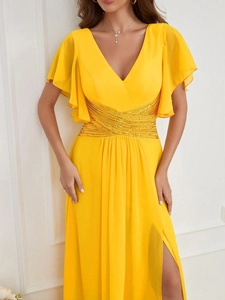 Robe de soirée élégante en mousseline jaune avec col en V, sequins et fente haute