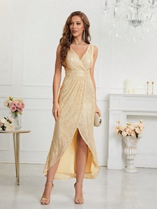 Robe de soirée élégante à paillettes dorées avec décolleté en V et ourlet fendu asymétrique