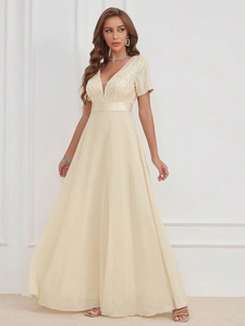 Robe de soirée élégante en mousseline pailletée champagne avec décolleté en V et tulle délicat