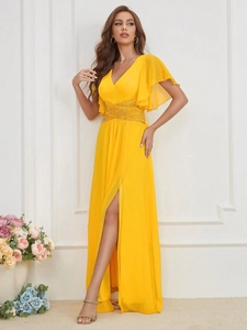 Robe de soirée jaune élégante avec col en V, taille pailletée et fente haute en mousseline