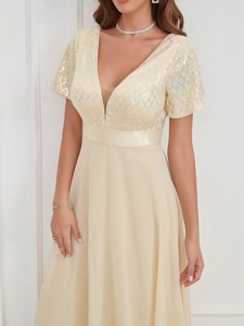 Détail de la robe de soirée col en V avec paillettes colorées et mousseline