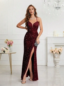 Détail d'une robe de soirée bordeaux à paillettes avec col en V et fente latérale haute