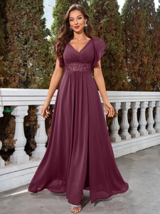 Détail de la robe de soirée bordeaux avec broderie en dentelle à la taille et mousseline