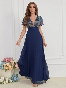 Détails de la robe de soirée en mousseline avec corsage à sequins dorés et col en V profond