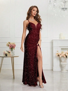 Détail d'une robe de soirée bordeaux à paillettes avec col en V profond et fente latérale