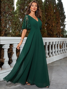 Vue détaillée d'une robe élégante vert foncé à col en V avec manches en dentelle fine