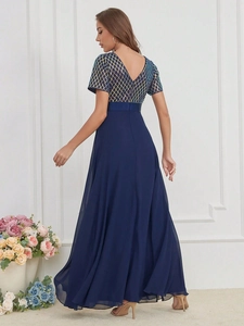 Vue arrière d'une élégante robe de soirée bleu marine avec paillettes dorées et dos nu en V