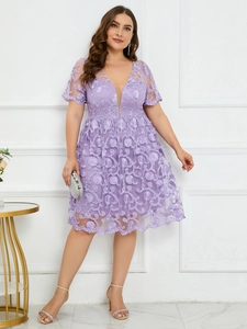 Détail d'une robe en dentelle violette à col en V avec broderie florale 3D et manches en tulle