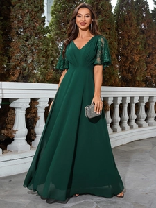 Vue détaillée d'une robe de soirée vert foncé à col en V avec dentelle et mousseline fluide