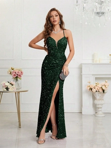 Détail d'une robe de soirée à paillettes vert émeraude avec décolleté en V