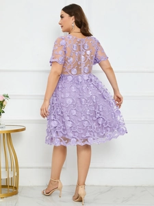 Détails de la broderie florale en dentelle violette au dos de la robe courte élégante