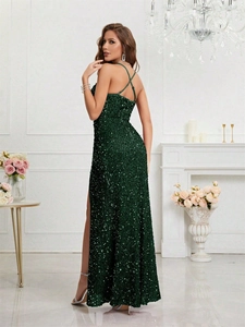 Détail du dos nu croisé licou sur une robe de soirée à paillettes vert foncé avec fente