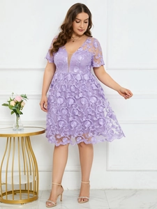 Détail d'une robe en dentelle lavande avec décolleté en V et broderie florale en 3D