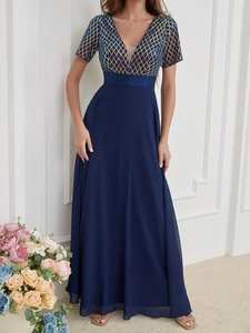 Détail des motifs de paillettes et du col en V sur cette robe de soirée bleu foncé