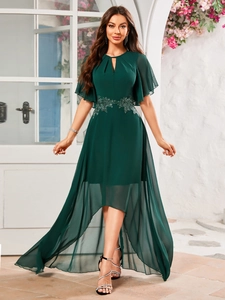 Dettaglio dell'elegante abito in chiffon verde scuro con vita in pizzo e volant corti