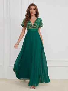 Détail du bustier à paillettes et jupe fluide en mousseline verte sur robe de soirée