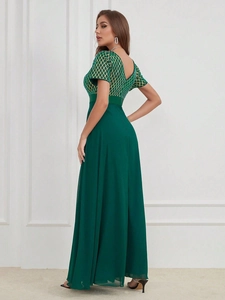 Détail du corsage à paillettes et jupe en mousseline vert émeraude sur robe de soirée