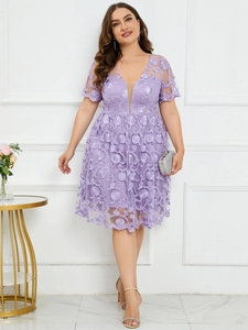 Détail de la robe en dentelle violette avec décolleté en V et broderies florales 3D