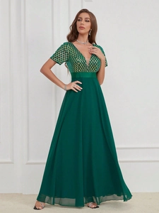 Détails des paillettes vert foncé et de la robe de soirée fluide avec col en V en mousseline