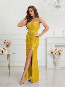 Détails des paillettes jaunes scintillantes et de la fente haute sur la robe de soirée