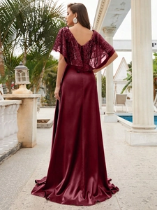 Dettaglio dell'abito da sera rosso vino con pizzo di paillettes e elegante schiena a V