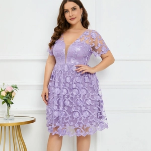 Robe élégante en dentelle violette à col en V avec broderies florales 3D