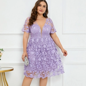 Robe en dentelle lavande avec col en V et broderies florales 3D pour les soirées