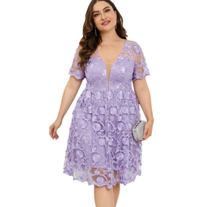 Robe lavande à col en V avec broderie florale et couches de tulle pour les soirées