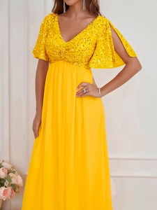 Robe longue jaune vif à paillettes avec col en V, manches fendues et jupe en mousseline