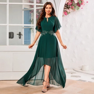 Elegante abito da sera verde scuro a maniche corte in chiffon con pizzo e orlo asimmetrico