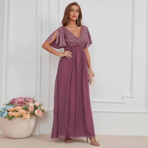 Dettaglio dell'abito da sera con scollo a V con paillettes e maniche a fessura in chiffon
