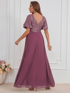 Dettaglio del corpino con paillettes a V e gonna lunga in chiffon fluido dell'abito