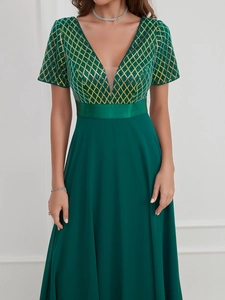 Elegante vestido de noche verde oscuro con escote en V profundo y lentejuelas doradas glam