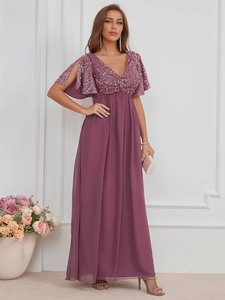Dettaglio dell'abito da sera color malva con ricami in paillettes e maniche a farfalla divise