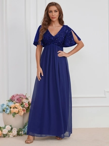 Détail de la robe de soirée bleu marine élégante avec paillettes avec corsage à paillettes