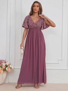 Dettaglio dell'abito da sera viola con scollo a V, paillettes e maniche a volant in chiffon