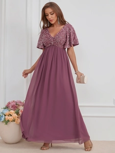 Dettaglio dell'elegante abito da sera con scollo a V, corpetto di paillettes e gonna viola