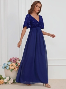 Détail du corsage à paillettes bleu foncé et jupe en mousseline fluide sur robe col en V