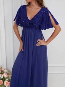 Détail de la robe de soirée bleu roi avec corsage à paillettes et jupe en mousseline
