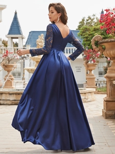 Détail de robe de soirée bleu marine élégante avec manches en dentelle et satin